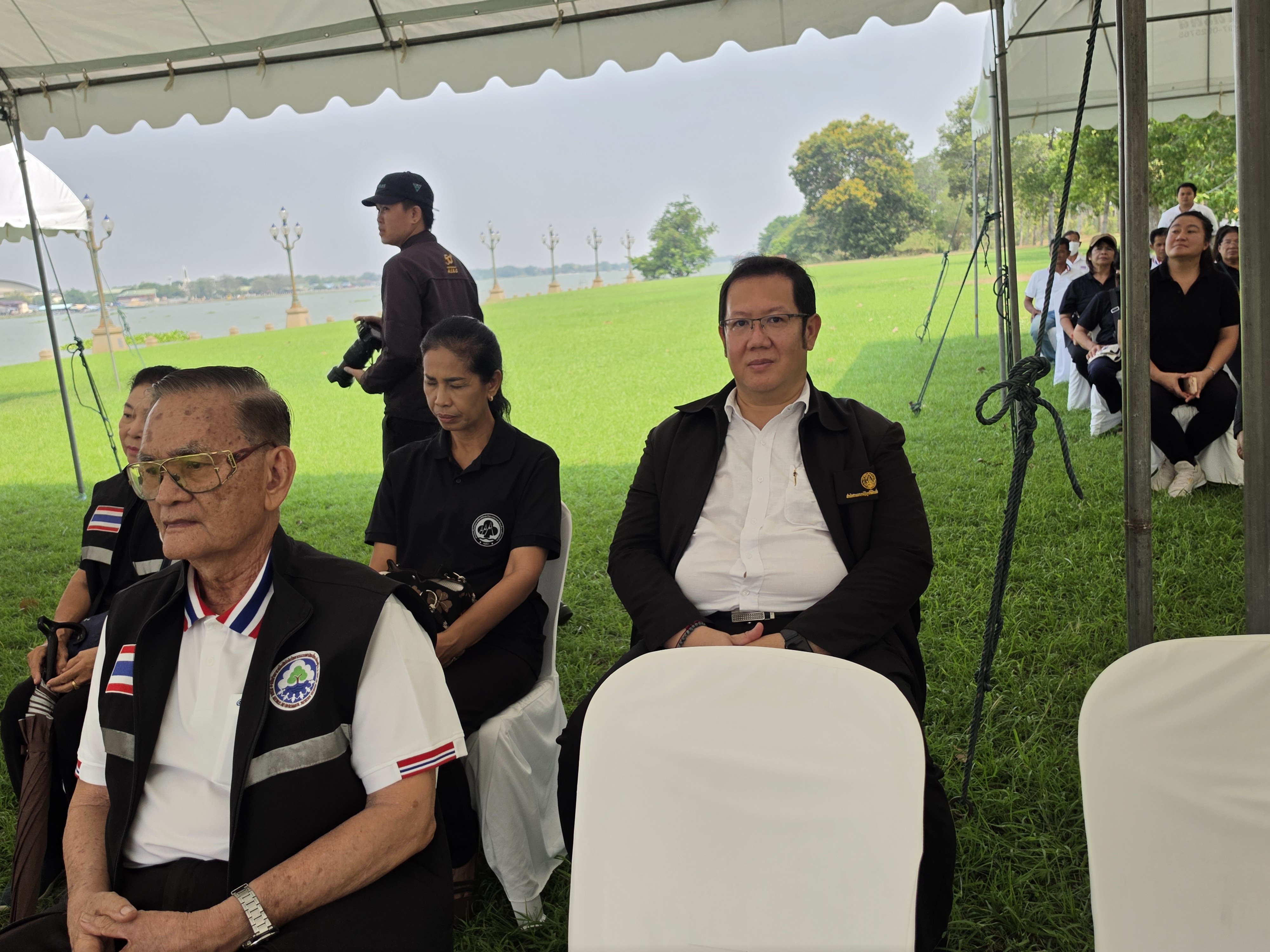 title - ปฏิรูปที่ดินจังหวัดพระนครศรีอยุธยา ร่วมพิธีเปิดโครงการ “ธรรมยาตรา ทสม.อยุธยา ทำความดีเพื่อแม่” สืบสานพระราชปณิธาน อนุรักษ์ทรัพยากรธรรมชาติ ฟื้นฟูวิถีชีวิตชาวลุ่มน้ำ  โดยมีกิจกรรมสำคัญเป็นการล่องเรือในลำน้ำเจ้าพระยา จาก 